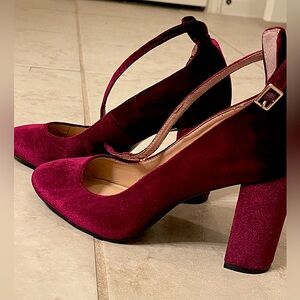 COPY - Gorgeous velvet ankle strap chunky heels in burgundy. Size 7.5